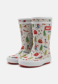 Børns hvide gummistøvler med røde såler, dekoreret med farverige vinterscener, herunder skiløbere, snemænd, træer, dyr og huse.
