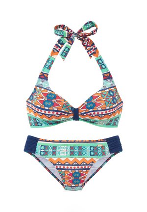 Zweiteiliger Bikini mit Neckholder-Oberteil und mittelhohen Höschen, mit bunten geometrischen und tribal-inspirierten Mustern in Orange, Türkis, Marineblau und Weiß.