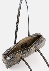 Schwarze und goldene Handtasche mit Schlangenmuster, einem Reißverschluss oben, zwei Trägern und einer Innentasche. Synthetisches Material mit glatter Textur.