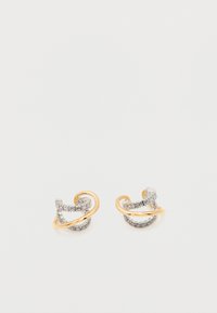 Ζεύγος χρυσών και ασημένιων στριφτών κρίκων σκουλαρικιών με ενσωματωμένους διάφανους πολύτιμους λίθους σε λευκό φόντο.