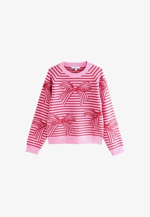 Ružový sveter s dlhými rukávmi, červenými vodorovnými pruhmi a veľkými červenými vzormi mašle na prednej strane a rukávoch, rebrovanými manžetami a výstrihom.