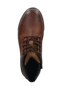 Braune Leder-Schnürstiefel mit gepolstertem Schaft und schwarzer Sohle, von oben auf einem weißen Hintergrund betrachtet.