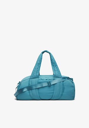 Modrá polstrovaná športová taška s dvoma krátkymi rúčkami a nastaviteľným ramenným popruhom, zobrazená na bielom pozadí.