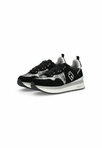 Baskets de sport en suédine noire et en maille argentée avec une semelle rembourrée, dotées de lacets noirs et d'un logo de marque sur les côtés.
