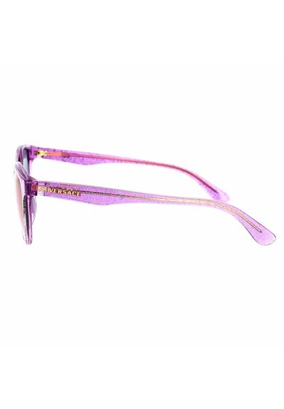 Occhiali da sole glitter viola con design geometrico, con montatura trasparente, stanghette angolate e logo dorato sul lato.
