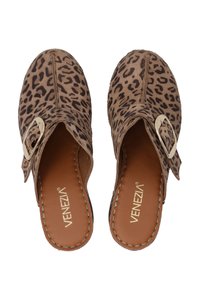 Løveprint slip-on mules lavet af blødt suede, med en guldtonet spænde detalje på siden og en brun indersål med branding.