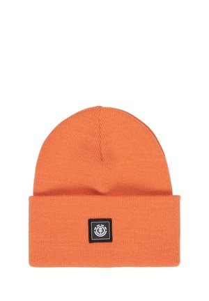Gorro de punto naranja con puño doblado y pequeño parche cuadrado negro con un diseño circular blanco en el centro.