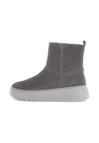 Bottine en suede gris avec un bout rond, des surpiqûres blanches contrastantes et une semelle plateforme épaisse et texturée de couleur grise. Comprend un tirant.