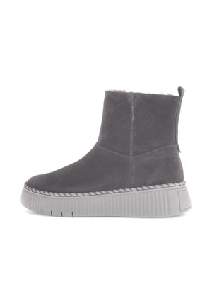 Graues Wildleder-Ankle-Boot mit runder Zehenpartie, kontrastierendem weißen Nähten und einer dicken, strukturierten grauen Plateausohle. Enthält eine Ziehlasche.