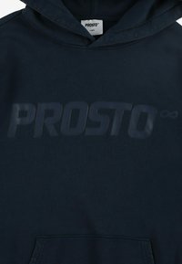 Ciemnonyanowy hoodie wykonany z mieszanki bawełny z przednią kieszenią kangurzą. Posiada błyszczące wytłoczone logo "PROSTO" na wysokości klatki piersiowej.