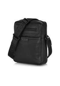 Czarna skórzana torba crossbody z regulowanym paskiem, przednia kieszeń na zamek oraz wytłaczane logo marki na gładkiej, teksturowanej powierzchni.