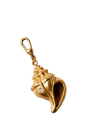 Colgante dorado con forma de concha marina y pequeña piedra preciosa transparente, sujeto a un cierre de langosta dorado para colgar.