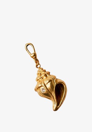 Colgante dorado con forma de concha marina y pequeña piedra preciosa transparente, sujeto a un cierre de langosta dorado para colgar.