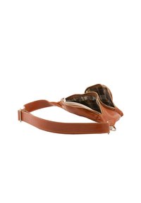 Bruin leren heuptas met twee open ritscompartimenten die een geruite voering aan de binnenkant tonen.