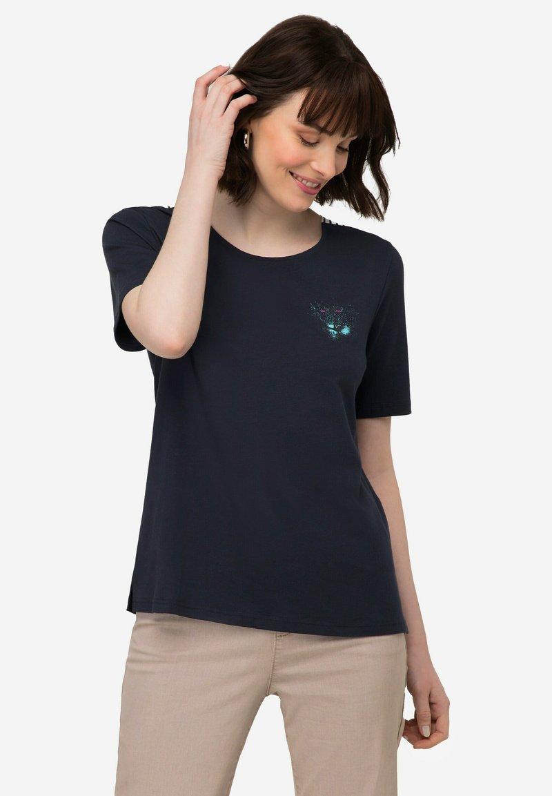 Navyblauwe t-shirt met korte mouwen van zachte katoen, met een borstafbeelding met ingewikkelde details in lichte en donkere kleuren. Ronde halslijn.