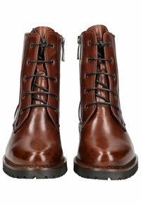 Botas de tobillo de cuero marrón con un acabado suave, que presentan cordones negros, cierre de cremallera y suelas de goma texturizadas.