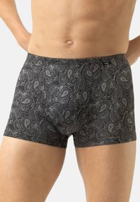Schwarze Boxerbriefs mit einem Paisleymuster in Grautönen. Weicher Stoff, körpernahe Passform, elastischer Bund und kurze Beinnaht.