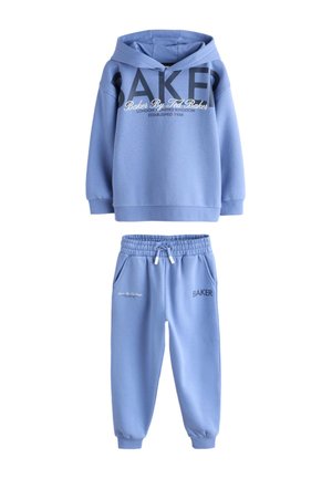 Conjunto de sudadera con capucha y pantalón deportivo azul claro con texto "BAKER", cintura elástica y bolsillos delanteros, diseñado para uso informal.