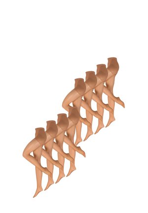 Zeven paar gekruiste benen met doorschijnende, beige panty's, diagonaal gerangschikt op een witte achtergrond.