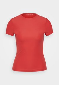 Rød kortærmet t-shirt lavet af glat syntetisk materiale, med en klassisk rund halsudskæring og en tætsiddende pasform. Ingen synlige mønstre.