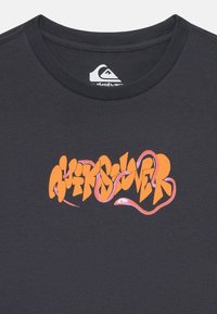 Mörkblå bomulls t-shirt med en färgglad, stiliserad Quiksilver-logotyp med orange och rosa orm-liknande inslag runt bokstäverna.