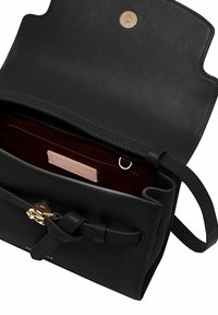 Borsa a mano nera in pelle con hardware dorato, caratterizzata da una finitura texturizzata, una tracolla staccabile e un interno bordeaux con etichetta del marchio.