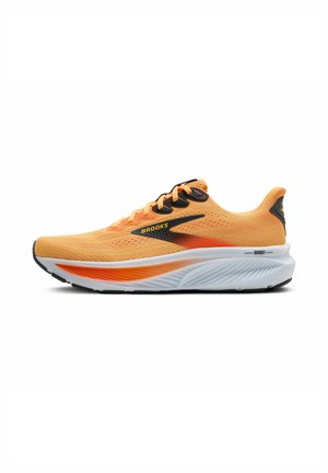 Brooks hardloopschoen, oranje mesh bovenkant, zwarte accenten, gestroomlijnde vorm, gevoerde witte tussenzool, gestructureerde buitenzool voor grip.