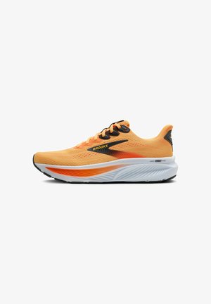 Brooks juoksukengät, oranssi verkkomateriaali yläosa, mustat yksityiskohdat, virtaviivainen muoto, pehmeä valkoinen välipohja, teksturoitu pohja pitoa varten.