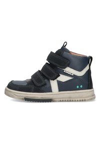 Sneaker alte in pelle blu navy con accenti grigi e bianchi, dotate di tre cinturini in velcro regolabili e una suola in gomma.