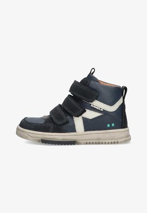 Hoge sneakers van marineblauw leer met grijze en witte accenten, voorzien van drie verstelbare klittenbandsluitingen en een rubberen zool.