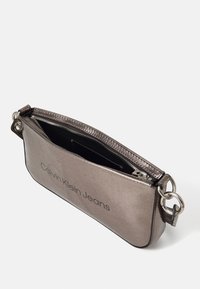 Calvin Klein Jeans SCULPTED SHOULDER POUCH TUM - Käsilaukku - gunmetal