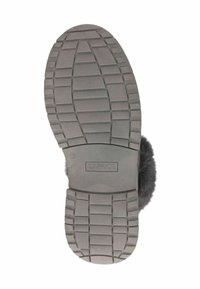 Sål af en sko med en tekstureret gummibase, der har et dækmønster for greb. Mørkegrå farve med en blød, grå pelsdetalje langs den øverste kant.