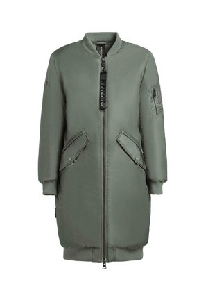 Groene bomberjack met een ritssluiting aan de voorkant, voorzien van zijzakken, gebreide manchetten en een patchzak op de mouw. Soepele, lichte stof.