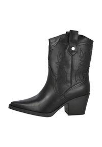 Bota cowboy de cuero negro con punta afilada, diseño bordado y tacón cuadrado. Presenta una lengüeta en la parte posterior para facilitar su uso.