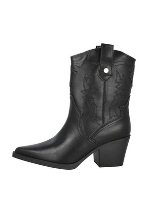 Bota cowboy de cuero negro con punta afilada, diseño bordado y tacón cuadrado. Presenta una lengüeta en la parte posterior para facilitar su uso.