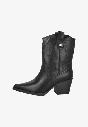 Bota cowboy de cuero negro con punta afilada, diseño bordado y tacón cuadrado. Presenta una lengüeta en la parte posterior para facilitar su uso.