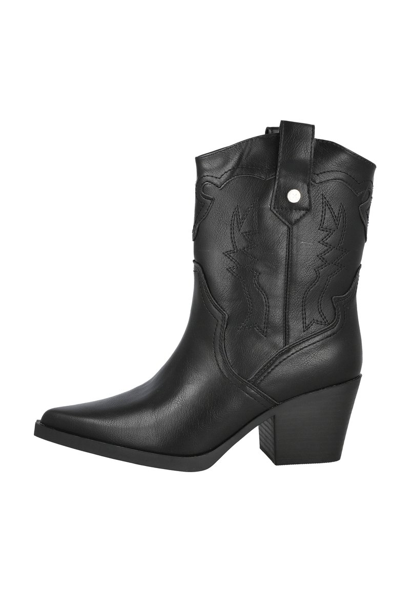 Bota cowboy de cuero negro con punta afilada, diseño bordado y tacón cuadrado. Presenta una lengüeta en la parte posterior para facilitar su uso.