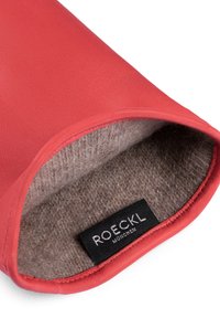 Rote Lederhandschuhe mit weichem braunem Wollfutter. Sie haben eine glatte Außenseite und genähte Kanten, mit einem sichtbaren Markenetikett im Inneren.