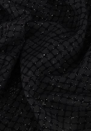 Zwart gaasstof met een diamantroosterpatroon, voorzien van verspreide zilveren spikkels voor een subtiele glans; zachte textuur en lichtgewicht.