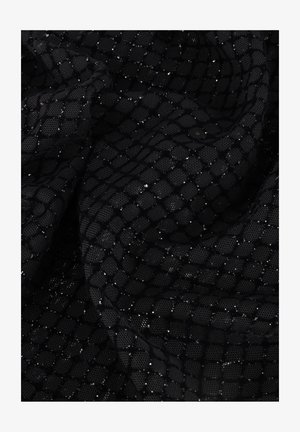 Zwart gaasstof met een diamantroosterpatroon, voorzien van verspreide zilveren spikkels voor een subtiele glans; zachte textuur en lichtgewicht.