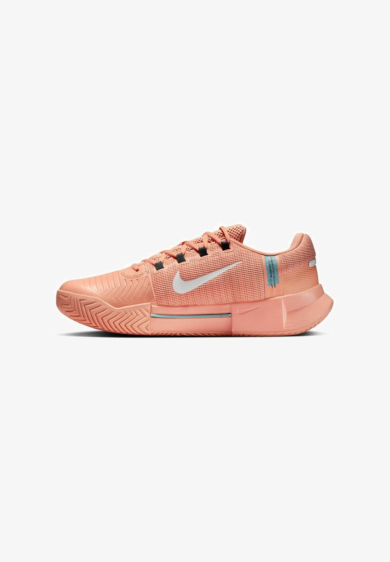 Nike Sneakers aus weichem pinkfarbenem Mesh, mit einer strukturierten Zehenpartie, schwarzen Schnürsenkeln und silbernen Akzenten. Profilstruktur auf der Gummisohle für besseren Grip.