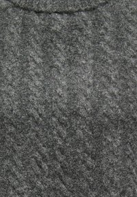 Grå teksturert stoff med et subtilt diagonalt mønster, mykt å ta på med en lett fuzzy overflate, egnet for klær eller tilbehør.