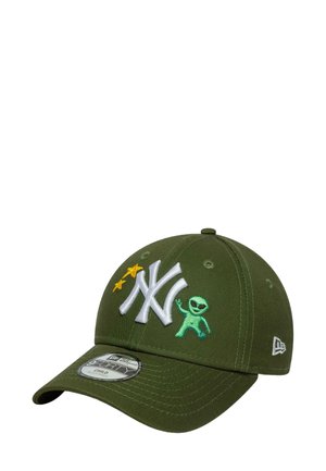 Cappellino da baseball verde oliva con logo bianco di New York, ricamo di un alieno verde e due stelle gialle. Presenta una visiera curva e una cintura regolabile.