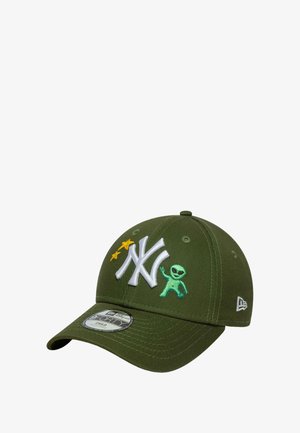 Cappellino da baseball verde oliva con logo bianco di New York, ricamo di un alieno verde e due stelle gialle. Presenta una visiera curva e una cintura regolabile.