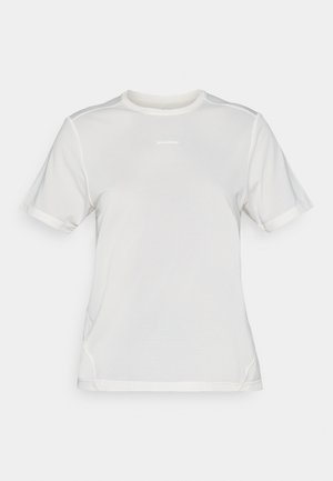 T-shirt de sport à manches courtes en mesh blanc, avec col rond et petit logo "Salomon" centré sur la poitrine.