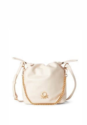 Borsa in pelle color crema con un design morbido, accentuata da una catena dorata e una tracolla regolabile. Presenta un dettaglio con logo sulla parte frontale.