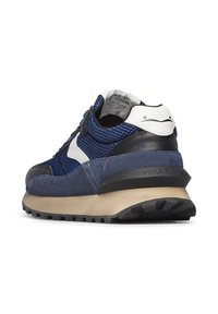 Dunkelblaue Sportschuhe mit einem Obermaterial aus Mesh und Wildleder, schwarzen Akzenten, beigem Zwischensohlenbereich und einer gummierten, strukturierten Außensohle. Verfügt über eine weiße Fersenschlaufe.