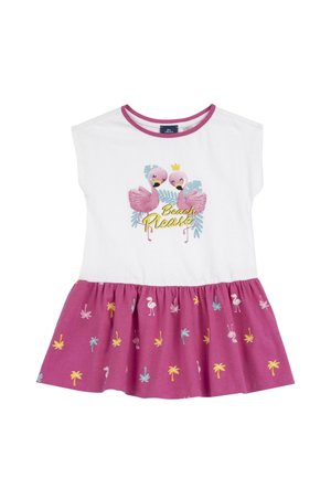 Abito t-shirt bianco con bordi rosa, dotato di una grafica di fenicotteri e la scritta "Beach Please", con una gonna rosa decorata da motivi di palme.