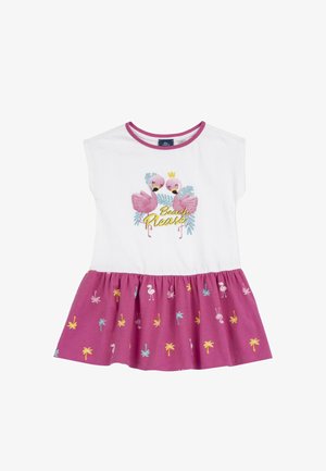 Robe t-shirt blanche avec des finitions roses, ornée d'un graphique de flamants roses et de l'inscription "Beach Please", et une jupe rose décorée de motifs de palmiers.