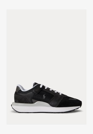 Zwart-witte lage sneaker met bovenwerk van mesh en leer, witte veters, gevoerde zool en geborduurd logo op het zijpaneel.